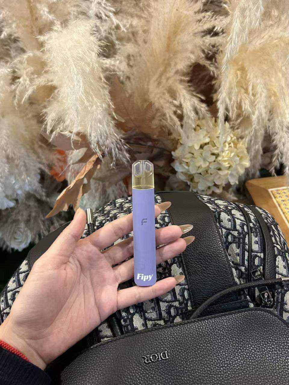 實機上手效果,FIPY 果派煙桿小巧便攜,具備二檔功率切換功能,手感細膩,適合作為電子煙主力機。 玩家手持 FIPY 果派主機實拍,展現磨砂質感與輕便體積